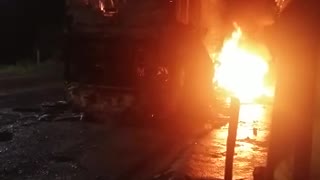 En imágenes: Bus que transportaba pasajeros hacia la costa se incendió en Santander