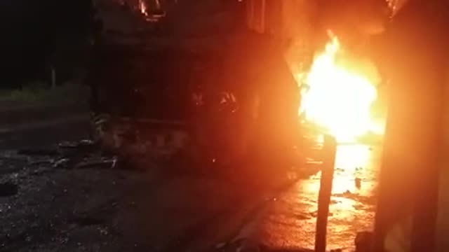 En imágenes: Bus que transportaba pasajeros hacia la costa se incendió en Santander