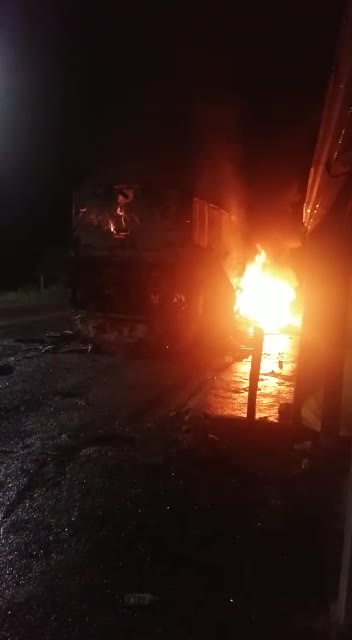 En imágenes: Bus que transportaba pasajeros hacia la costa se incendió en Santander