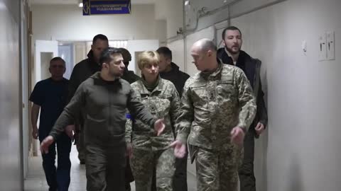 +18 Zelensky visited a military hospital with wounded defenders of Ukrainian land