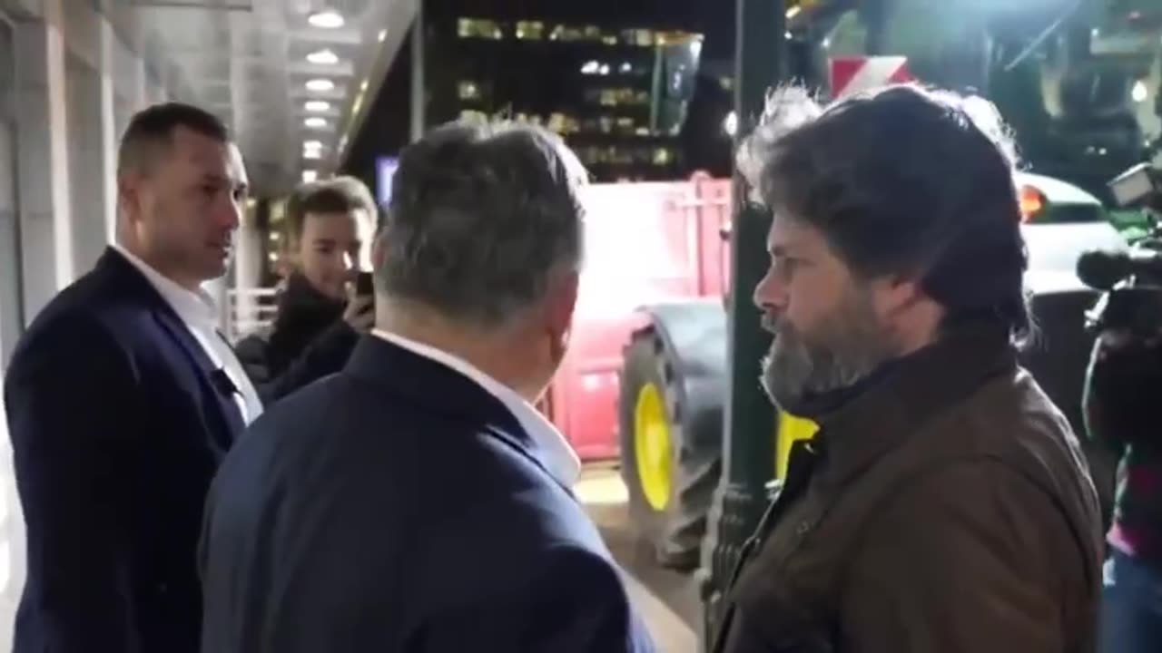 Leader Orban walks with farmers instead of dinning with the EU leaders