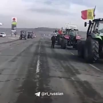 Moldovan farmers temporarily block the border with Romania