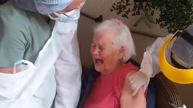 Reacción de abuelita que gritó groserías al ser vacunada