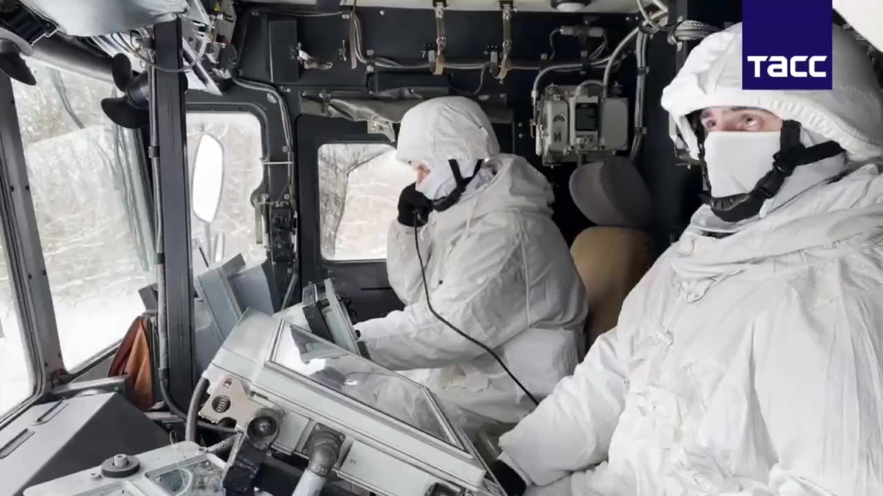 Iskander launch. Interesting detail about the fire from the window.