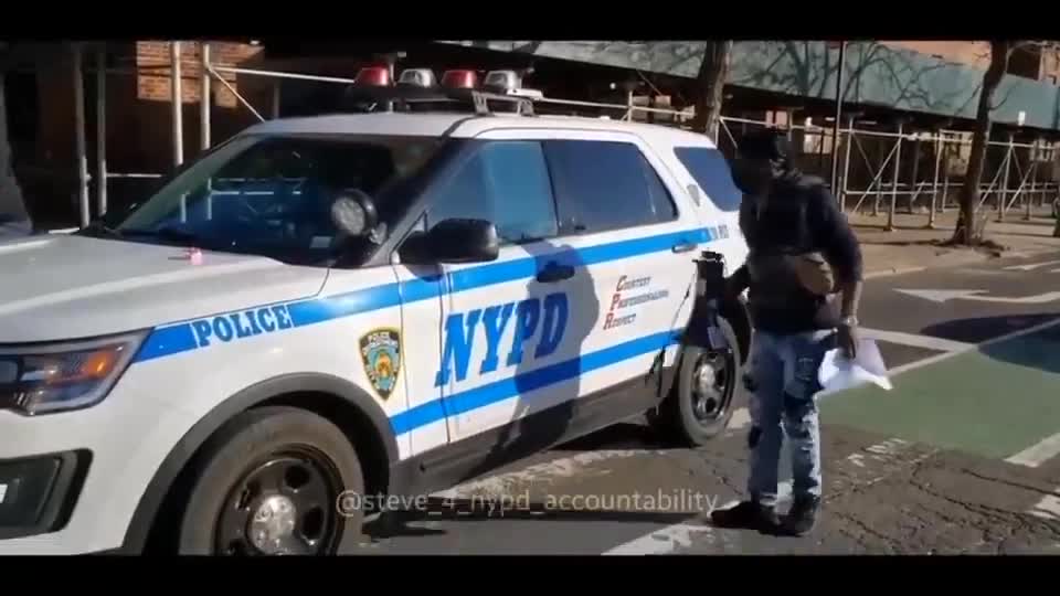 "That's a gift for you b****," men harass NYPD officers while on patrol