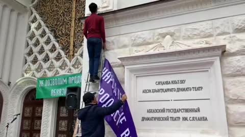 У драмтеатра начинается акция. Плакаты тоже присутствуют