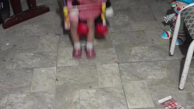 Meu bebê feliz balançando no balanço