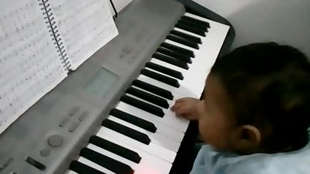 BABY. 3 month old baby playing the keyboard😱