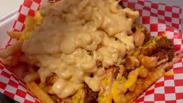 Make a delicious snack with chicken chips and cheese