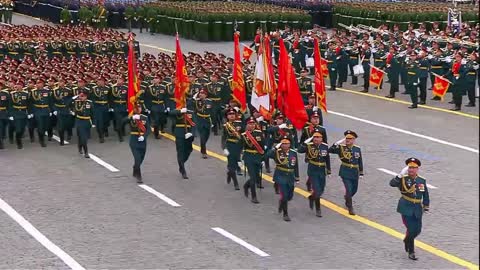 I can`t believe that the soviet union symbol is still on the kremlin wall