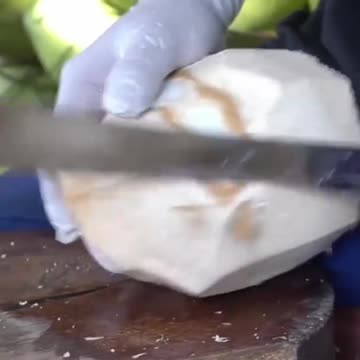 Cara cepat membuka buah kelapa muda!
