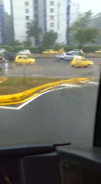 Torrencial aguacero se registró en la tarde de este lunes en Floridablanca