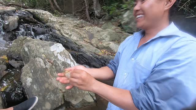 My brother catches crabs