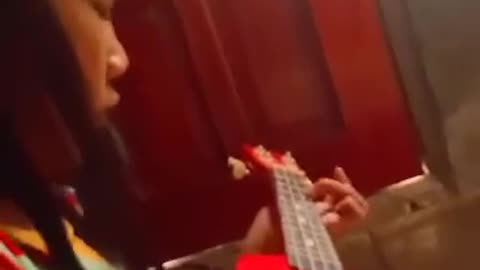 AMAZING AND CUTE KID PLAYING UKALELE!