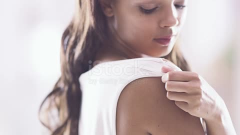 Primo ritratto di bellezza di giovane donna con una pelle liscia e sana