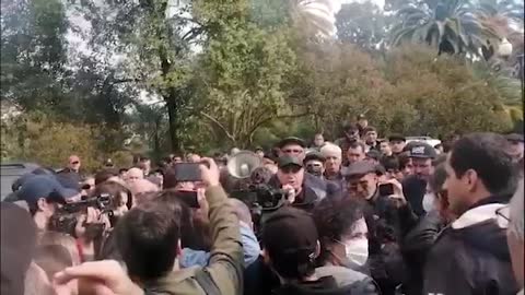 К собравшимся у парламента вышел Бадра Гунба