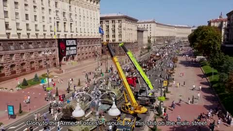 Volodymyr Zelenskyy published a video from Khreschatyk in the capital, where the destroyed equipmen