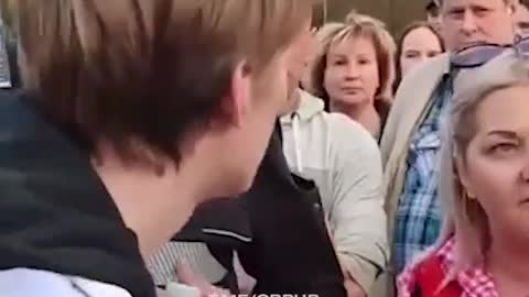 V Rize zadržela policie mladého muže za nošení ruské vlajky. Nakonec musel být propuštěn