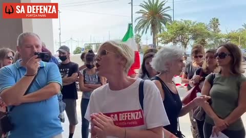Relazione dei solidali ai prof in sciopero con sit in sotto palazzo regione sarda