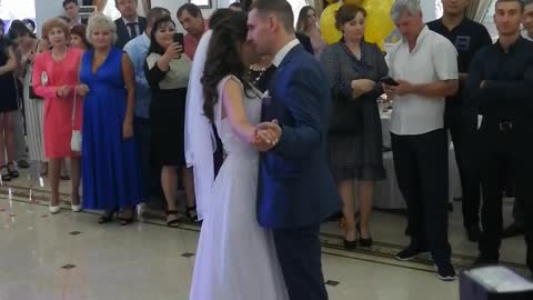 Newlyweds dance