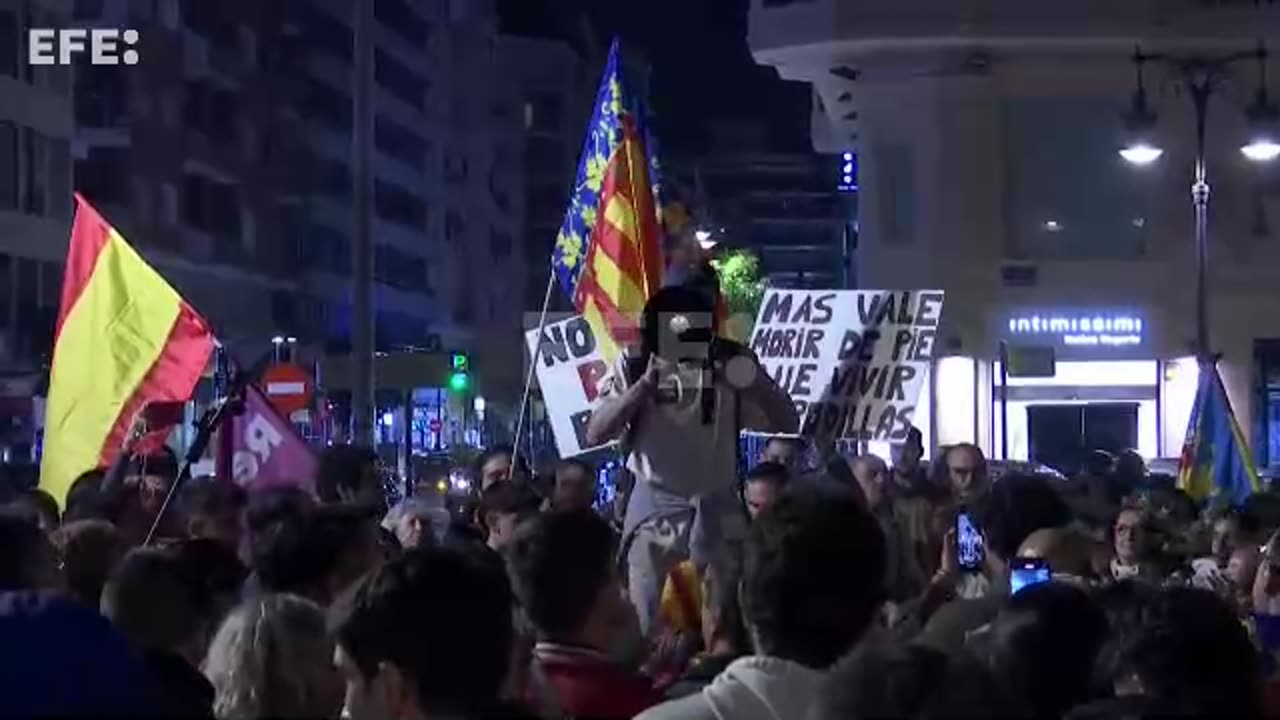 Centenares de personas piden en València la dimisión de Sánchez y Mazón por la dana