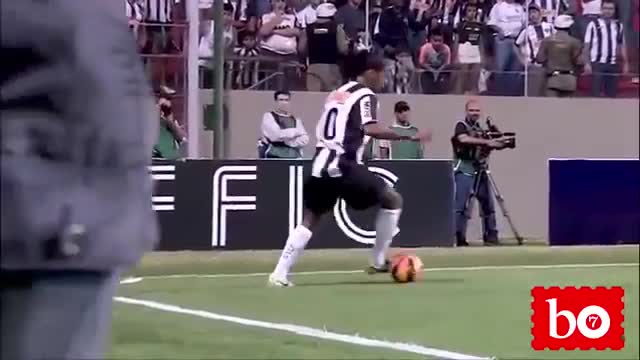 Ronaldinho gaucho magic dribbles