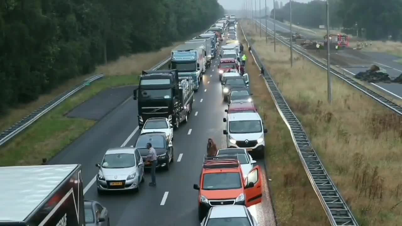 Dutch farmers obstruct highways with hay/manure (July 27, 2022)