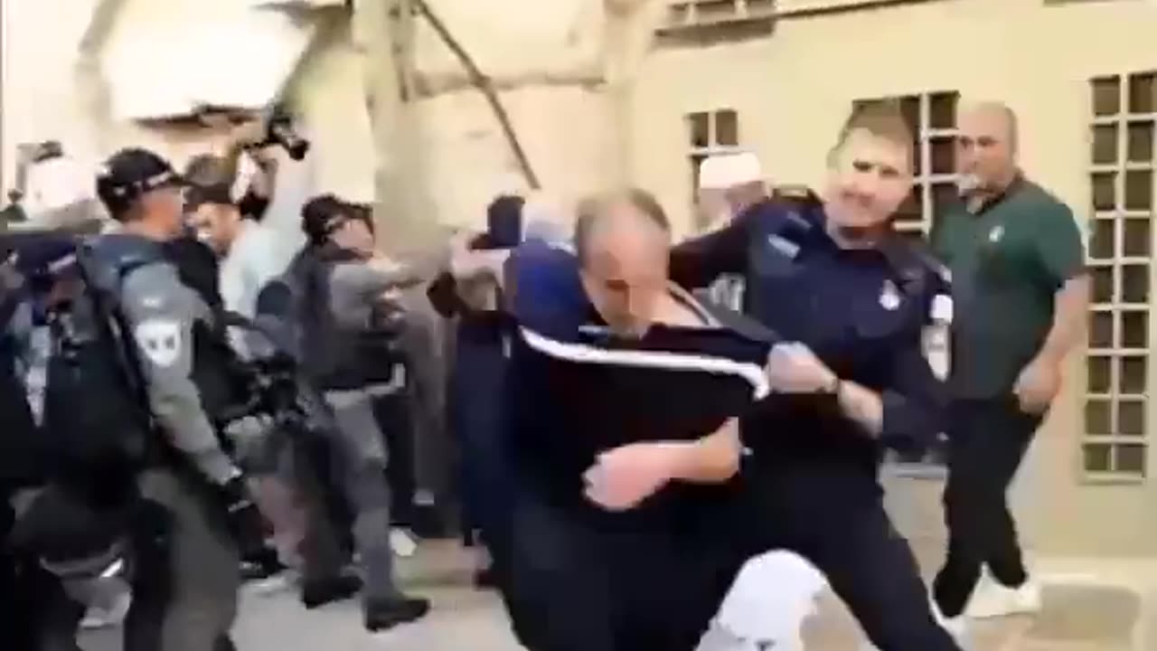 Supporters of Palestine say that Israel atacked the Al Asqa mosque
