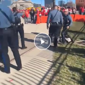 Heroic chief Fans talk to Police after tackling Gunman at Super Bowl Parade