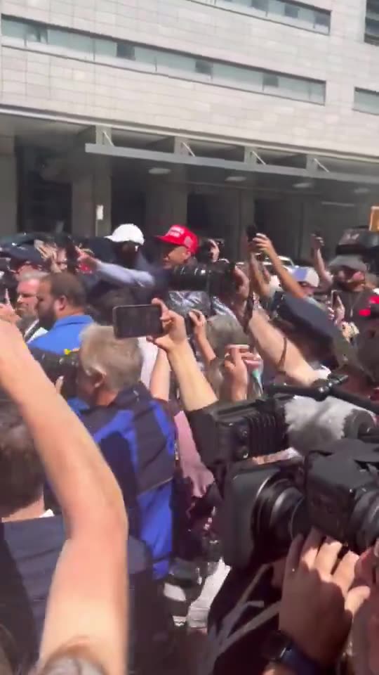 Robert DeNiro Gets Into A Shouting Match With MAGA Hat Guy Outside The Trump Trial