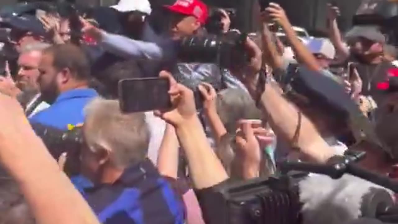 Robert DeNiro Gets Into A Shouting Match With MAGA Hat Guy Outside The Trump Trial