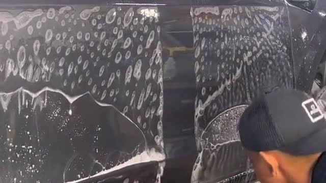 The repairman sticks the car protective film, and the process is too decompression.