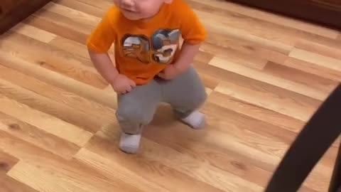 very funny dancing kid😆