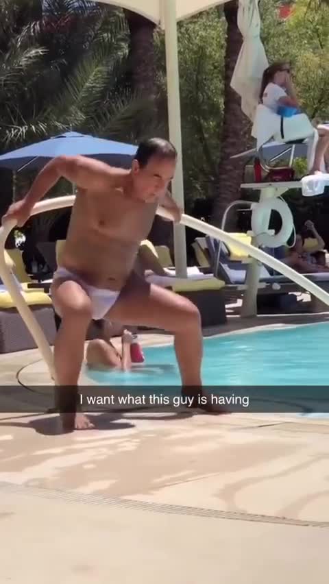 Τι προσπαθεί να κάνει αυτός ο τύπος στη πισίνα;;; VIRAL το ΒΙΝΤΕΟ