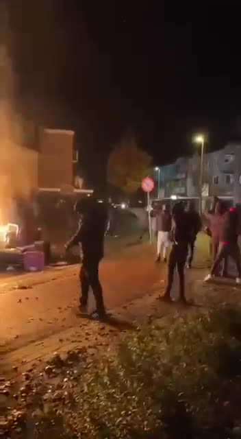 Netherlands:3rd day of unrest and riots and protesters oppose COVID mandates, restrictions