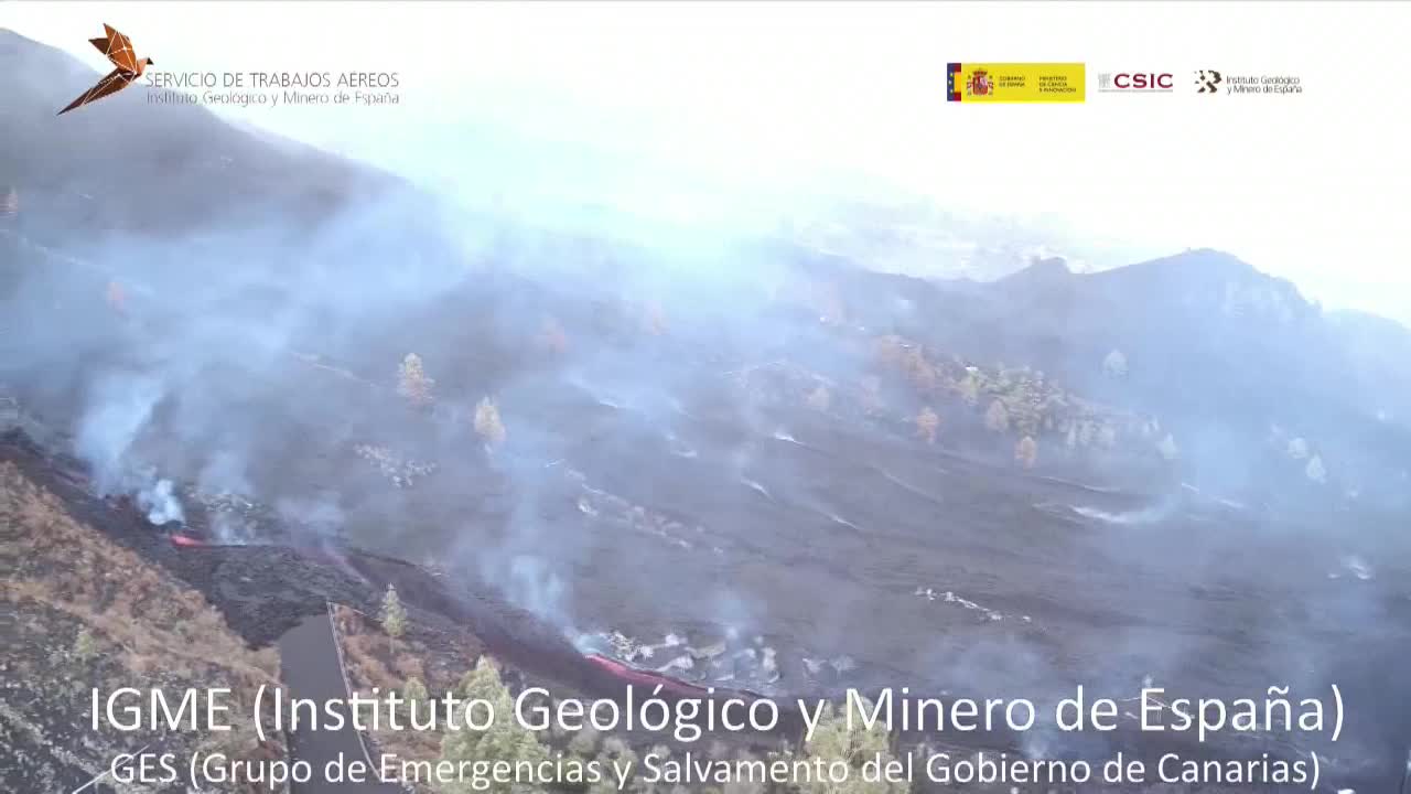 El volcán sigue su destrucción en La Palma, aunque la lava avanza lentamente