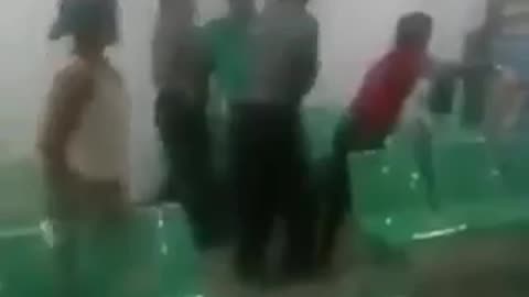 Crianças desmaiando, e algumas morrendo depois da vacina