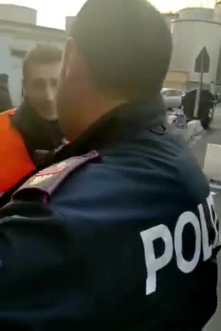 DEGLI AGENTI DI POLIZIA PORTA CAFFÈ E FOCACCE A DEI MANIFESTANTI