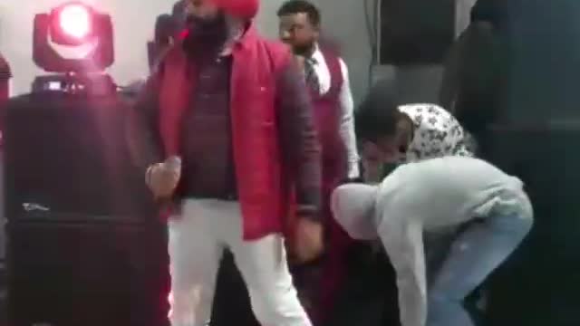 Man shouts while dancing "Gaal ni Kadni"