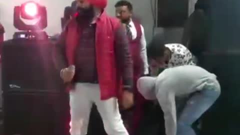 Man shouts while dancing "Gaal ni Kadni"