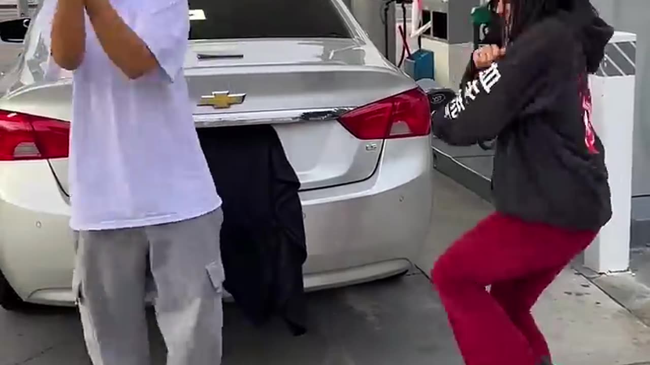 Fueling Kindness: Stranger Pays for Gas, Hearts Full!