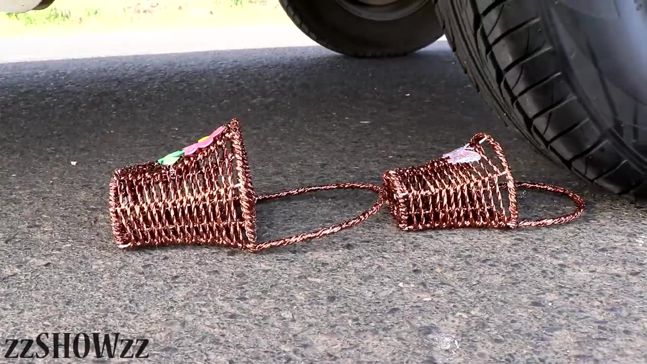 Aplastando Cosas Crujientes y Suaves! Petardos VS Rueda de Coche