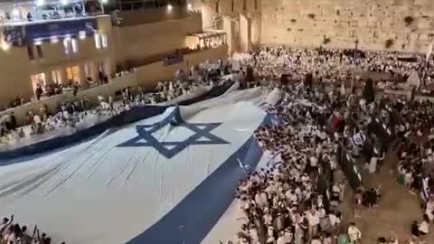 Thousands celebrate at the Western Wall ahead of Jerusalem Day