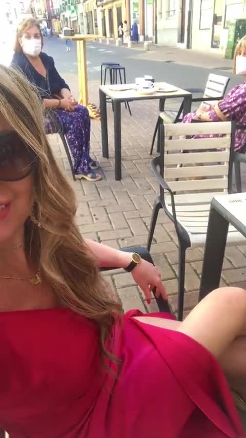 Ella tomándose un café y dos señoras atrás con su bozal, contándose las dosis 🤣🤣