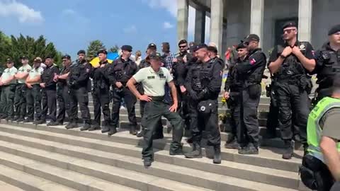Slovenská policie znemožnila veteránům položit květy k pomníku padlých na Slavíně