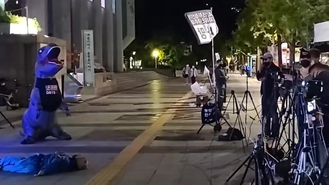 20200925_V3_S02(4tVrhmyyr_k)젊은 친구들 광화문 광장에 많습니다. 자꾸 한게 없다 하지 마세요