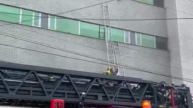 Un gigantesco incendio en la Clínica La Merced en Barranquilla