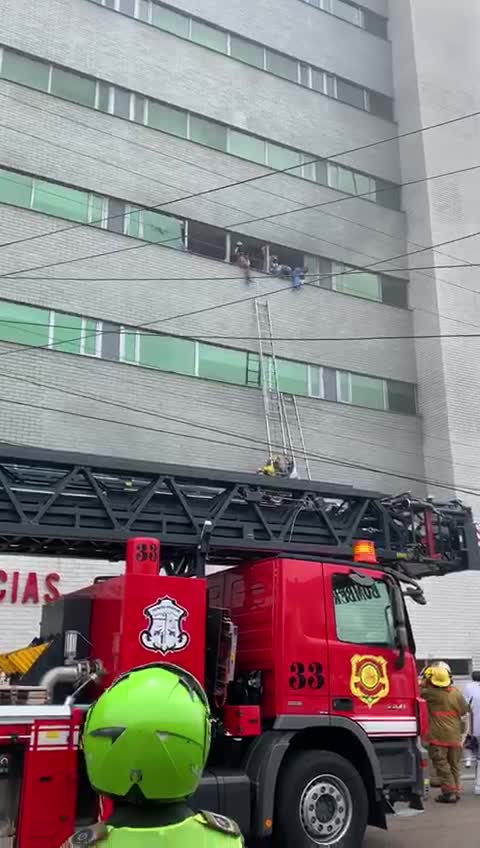 Un gigantesco incendio en la Clínica La Merced en Barranquilla