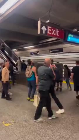 ONLY IN NEW YORK.. 👀