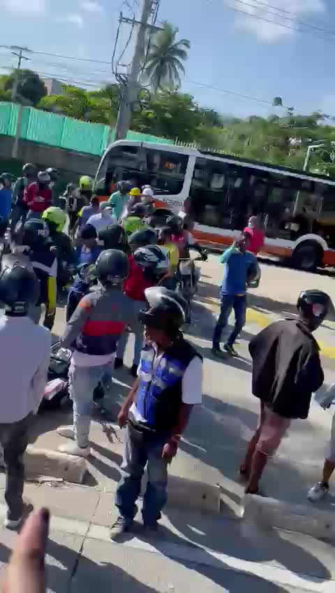 Trancón por accidente en Los Cuatro Vientos.